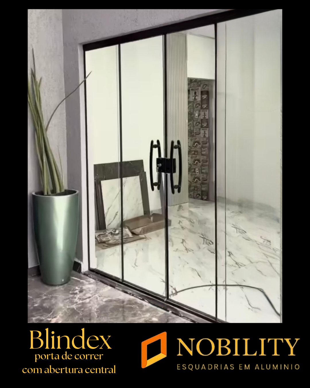 Porta de correr com abertura central